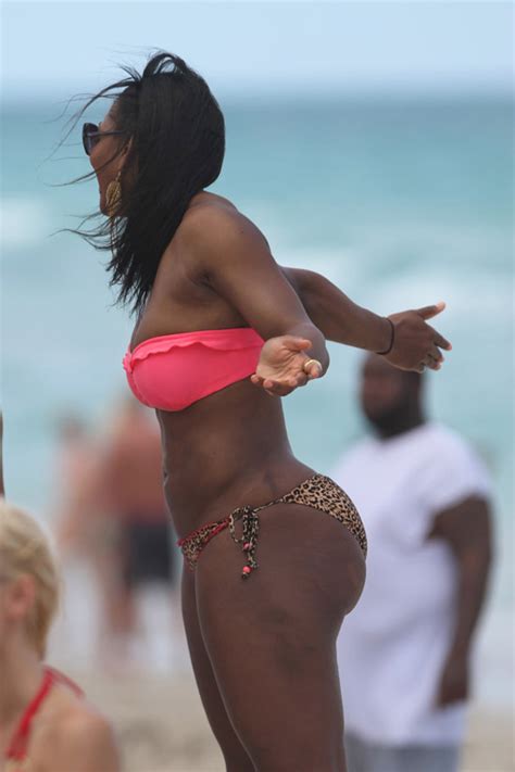 Serena Williams Shows Off Her Body In A Teeny Weeny Pink Bikini Photos