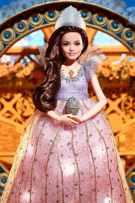 Pure disney, like a christmas version of alice in wonderland ! Barbie The Nutcracker and the Four Realms dolls photos in ...