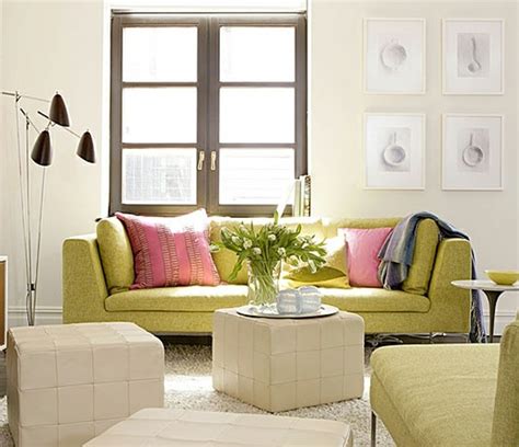Grünes samtsofa bedeutet hohen komfort! Wohnzimmer gestalten - coole Dekoideen mit Sofakissen
