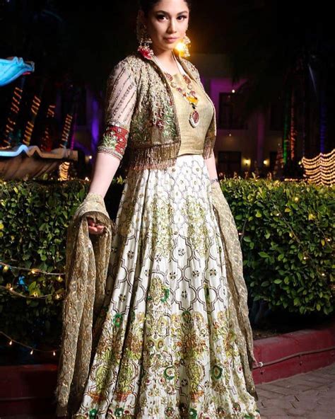 Awesome Photos Of Actress Sidra Batool At A Wedding Event