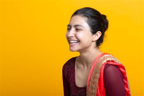 Retrato De Adulto Joven Mujer India En Sari Foto Premium