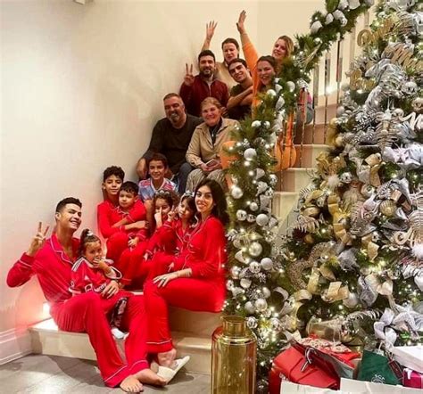 کریسمس فوق العاده مجلل رونالدو در کنار خانواده عکس تفکر مدرن