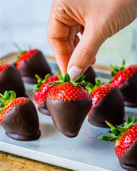 How To Make Chocolate Covered Strawberries Easy