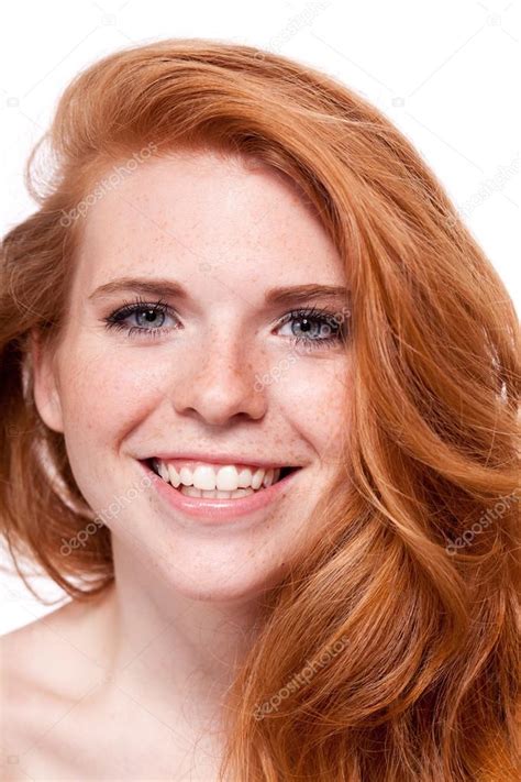 piękna młoda kobieta uśmiechający się rude włosy i piegi na białym tle — zdjęcie stockowe