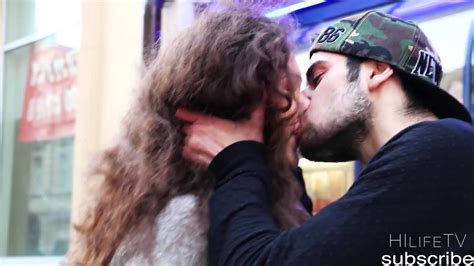 Как легко поцеловать девушку Kissing Prank on Russia YouTube