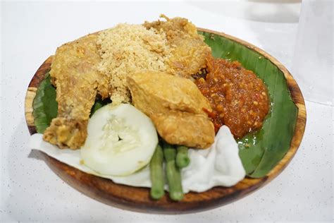 Resepi nasi ayam penyet, masakan indonesia yang sangat popular dan menjadi kegemaran di malaysia. Food Review : Ayam Penyet Best Summit | sayaiday - Malaysian Blogger