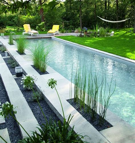 Al momento de pensar en la decoración de un espacio interior de tu casa, la primera opción no siempre son plantas o flores. La piscina y el jardín.