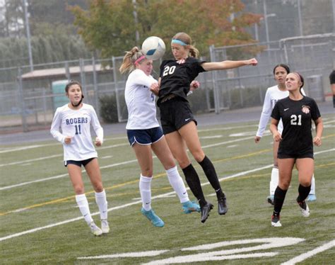 Busy Camas Girls Soccer Team Sticks Together For 3 0 Win Over Rogers