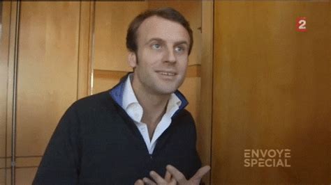 Plus de vidéos quotidien : Emmanuel Macron GIF by franceinfo - Find & Share on GIPHY