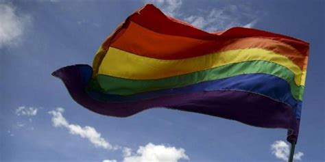 Qué significan los ocho colores de la bandera gay creada por Gilbert