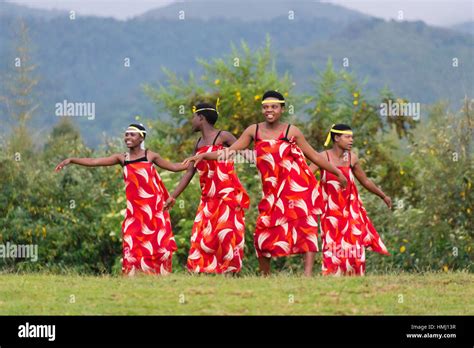 Traditional Tribal Dance Rwanda Stock Photo Alamy