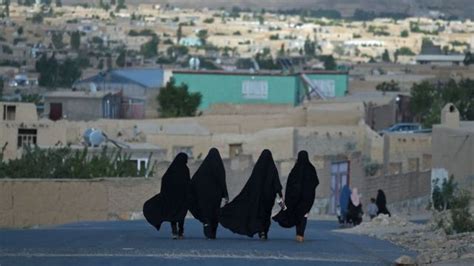 افغانستان کی خواتین کا خوف ہم نے کہا تھا نا شادی کر لو، اب طالبان ہاتھ مانگیں گے تو ہم کیا کریں