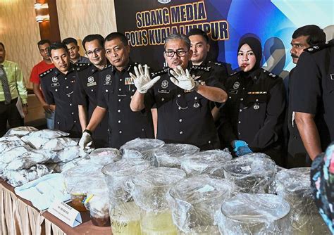Kuala lumpur police chief datuk seri mazlan lazim said all the suspects, aged between 30 and 50 , were detained in operations at jalan klang lama, hartamas, kepong and jalan hang tuah. News nibbles | The Star