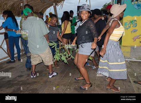 La Gente Bailando En El Festival Anual De Garifuna Día Del