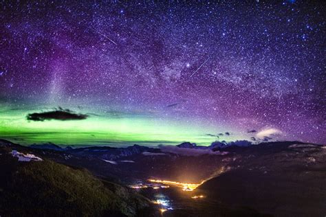 Stunning Northern Lights Glow Over The Rocky Mountains Snow Addiction