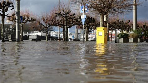 Hochwasser Dauerregen in NRW Überflutungsgefahr in Niedersachsen