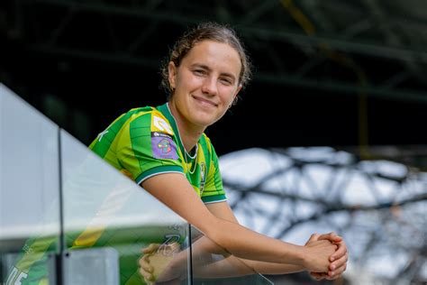 Chloe Vande Velde Tekent Jaar Bij Bij Ado Den Haag Vrouwen Haaglanden Voetbal