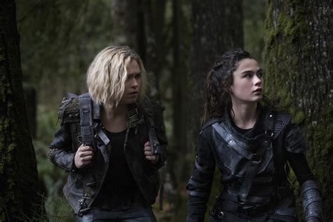 Eliza Taylor As Clarke And Lola Flanery As Madi The 100 Season 5