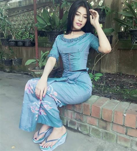 Online Cele Su Hlaing Win In Myanmar Traditional Dress