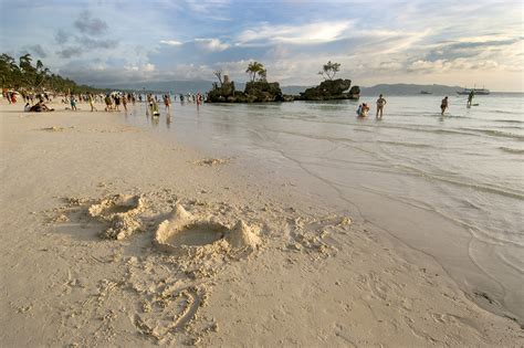 Philippines Eyes Limiting Boracay Tourists After Month Closure