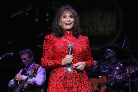 Remember When Loretta Lynn Released Coal Miners Daughter Country Now