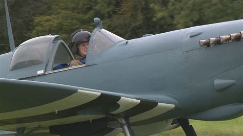hampshire ww2 enthusiast finally flies replica spitfire that took 16 years to build itv news