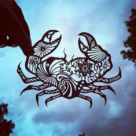 Laser cut & engraved paper for designers, makers & businesses ✅ your product designs custom made, fast. 空に掲げる動物や植物の美しい切り絵アート