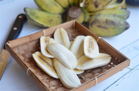 Di beberapa daerah di indonesia tengah, makan pisang goreng enaknya sambil di celup sambal petis. Diah Didi's Kitchen: Pisang Goreng Krispi Sambal Terasi