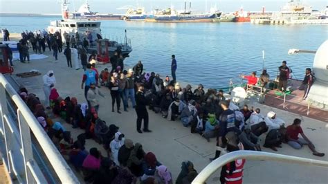Fraza rzeczownikowa, rodzaj nijaki, nazwa własna. Morze Śródziemne: rekiny rozszarpały szczątki migrantów z ...