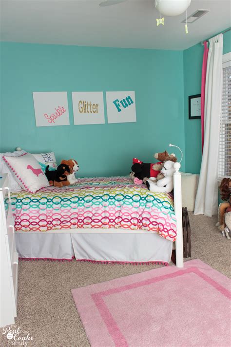 Every girls around the world would adore this cute hello kitty bedroom decoration! cute-bedroom-ideas-3 - The Real Thing with the Coake Family