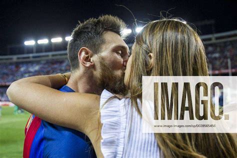 Lionel Messi And Antonella Roccuzzo Kiss