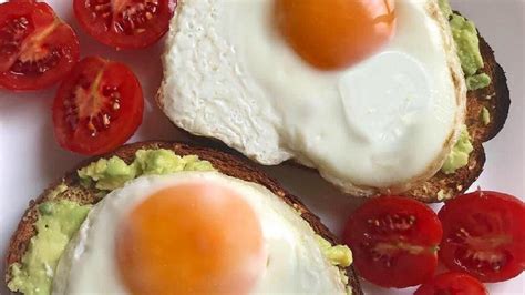 Telur rebus ini sarat nutrisi, protein dan lemak sehat lho bun. Lebih Tinggi Mana Kalori dalam Telur Rebus atau Goreng?