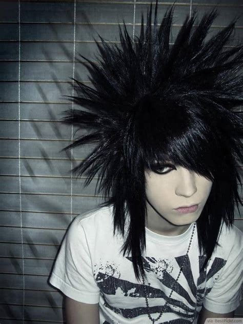 Some common features of emo's are: Emo Hair: How to Grow, Maintain & Style Like A BOSS - Cool ...
