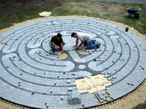How To Make An Outdoor Garden Labyrinth How Tos Diy