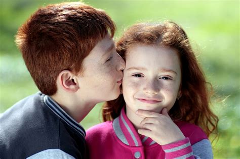 무료 이미지 사람들 소녀 사진술 남성 애정 초상화 키스 어린이 미소 빨강 머리 가족 눈 쌍 감정