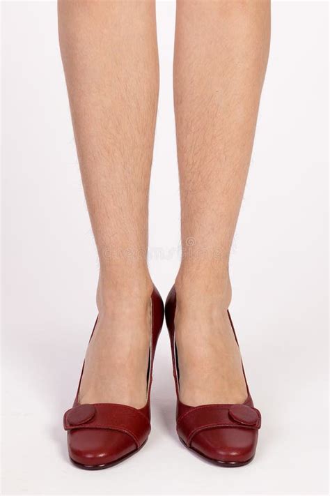 Haarige Beine Einer Frau In Den Roten Schuhen Stockbild Bild Von Glatt Jung