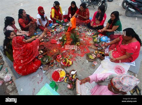 Kathmandu Nepal 6th Sep 2016 Hindu Women Offer Prayers On The Bank Of Bagmati River During