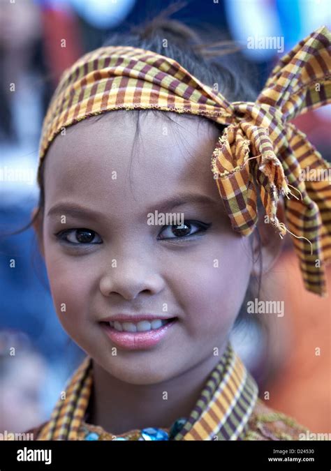 Porträt Einer Jungen Thai Mädchen In Traditioneller Tracht S E Asien