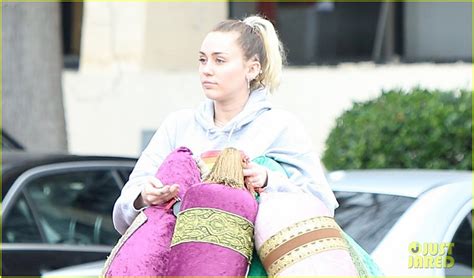 Miley Cyrus Sister Noah On Comparisons I M In My Own Lane Photo 3854079 Miley Cyrus