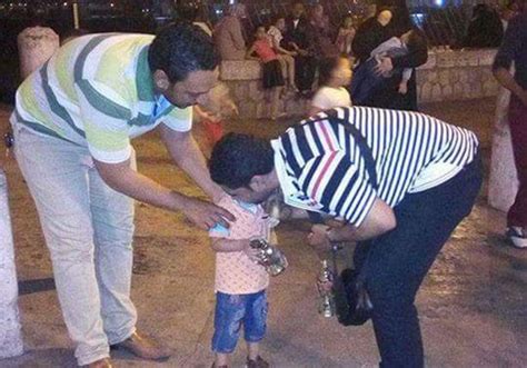 بالصور شاب قبطي يوزّع الفوانيس على أطفال مسلمين قبل رمضان مصراوى