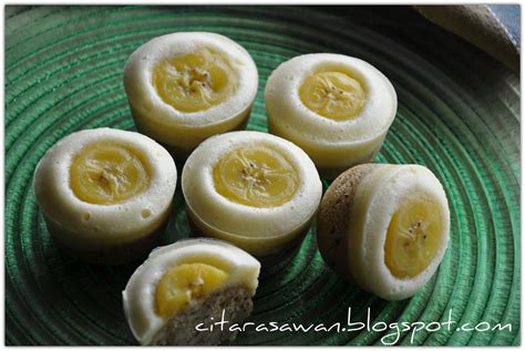 Apam pisang dimasak dengan cara kukus sehingga apam jadi lembut hingga ke dalam dan lebih sihat. Apam Pisang Kukus / Steamed Soft Banana Cake ~ Blog Kakwan