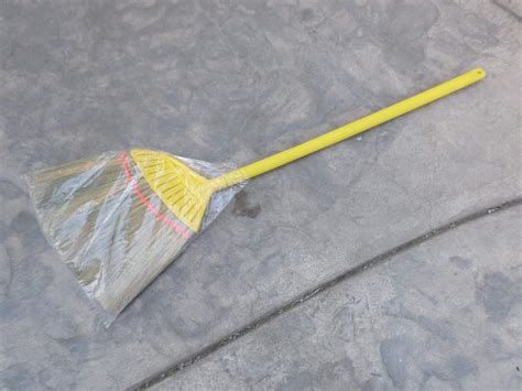 Vietnamese Soft Fan Straw Broom With Yellow Plastic Tube