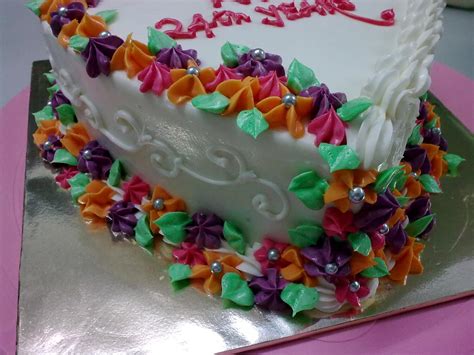 Lalu gambar bentuk menyerupai hati dengan pola panjang, tujaunya untuk membuat kelopak bunga. SOMEONE 4 YOU: KEK MINI BENTUK HATI