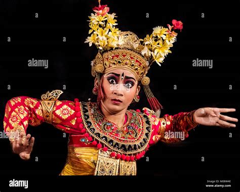 Bali Indonesia October 2015 Balinese Dancers Wearing Traditional