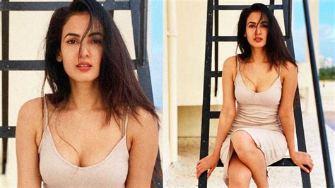 Sonal Chauhan Clad In A Nude Bodycon Dress Is A Sight For The Sore Eyes