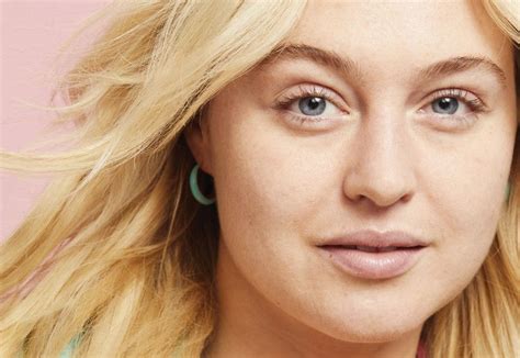 Iskra Lawrence Shows You How To Create A No Makeup Look