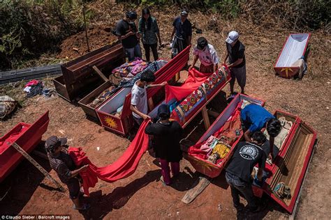 Indonesian Tribe Dig Up Corpses For Annual Ritual Daily Mail Online
