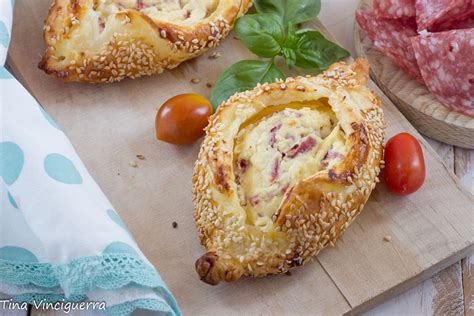Ingredienti 1 confezione pasta sfoglia rettangolare buitoni 700 g di radicchio tardivo 150 g di gorgonzola 10 gherigli di noci 1 uovo 1 ci impegniamo a creare ricette combinando tradizione e creatività e restando fedeli alla nostra filosofia culinaria, nello stile buitoni. BARCHETTE DI PASTA SFOGLIA salate con RICOTTA secondo ...