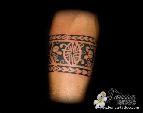 Quelle est la couleur du tatouage 12 ? Tatouage polynésien bras bracelet - Modèles et Exemples