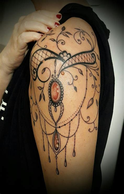 Shoulder lace tattoo épaule dentelle feuilles Floral Lace Tattoo